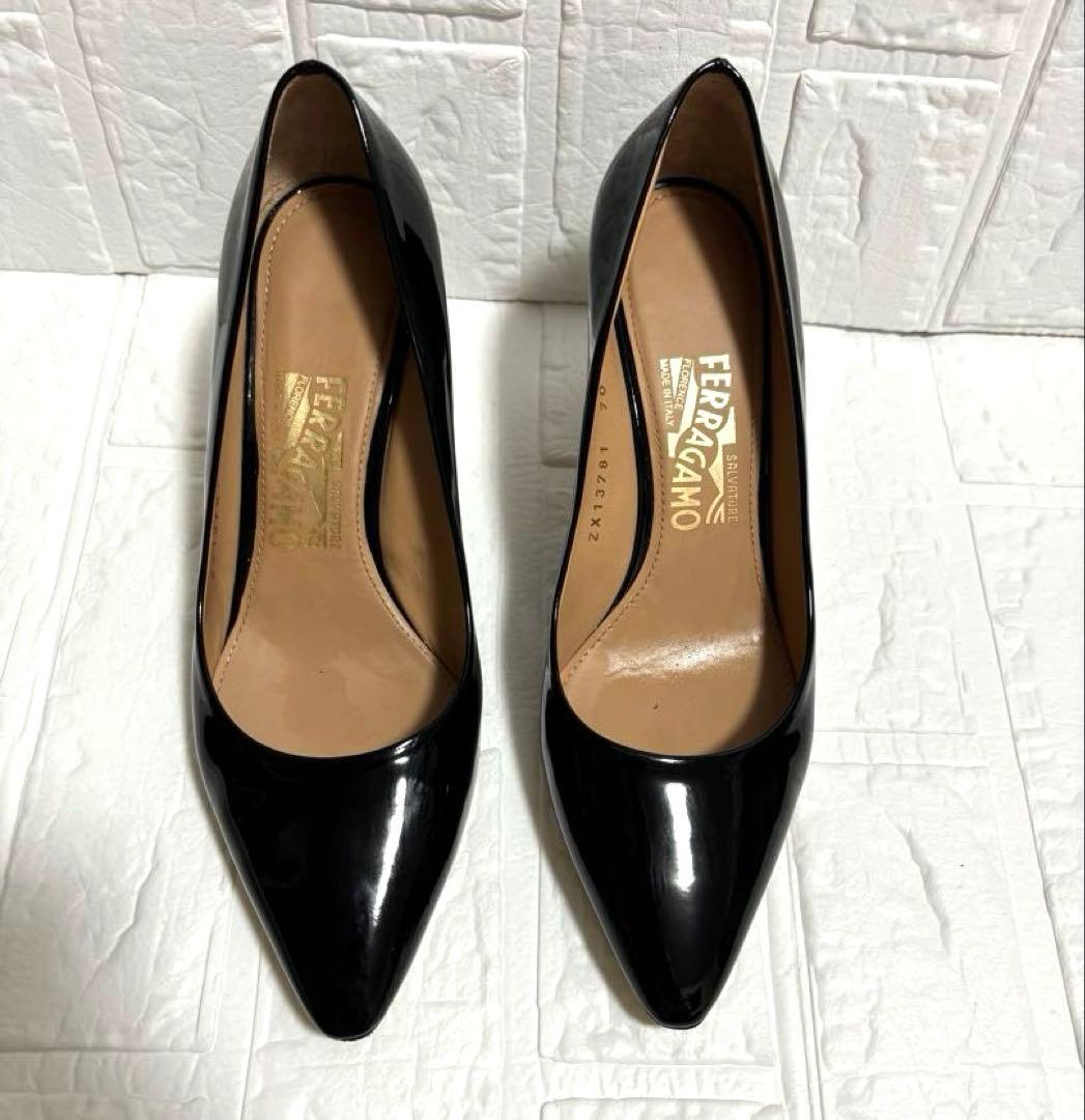 美品　フェラガモ　エナメルレザーポインテッドトゥ　パンプス 24.5