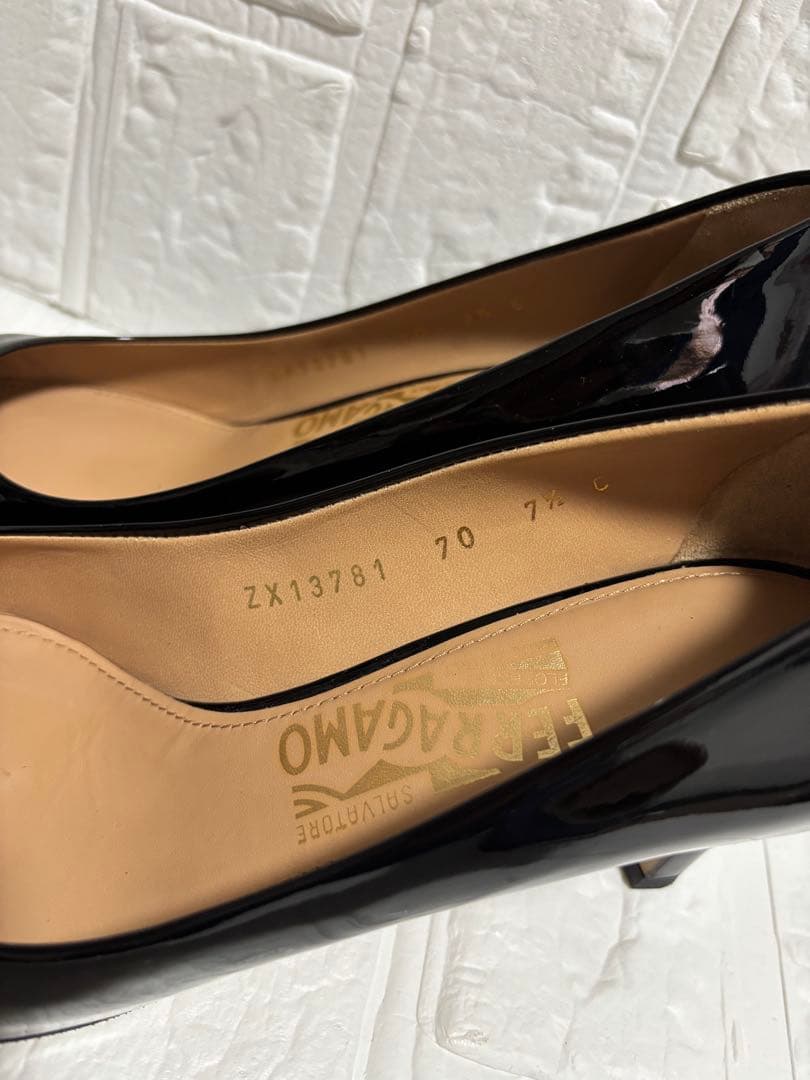 美品　フェラガモ　エナメルレザーポインテッドトゥ　パンプス 24.5