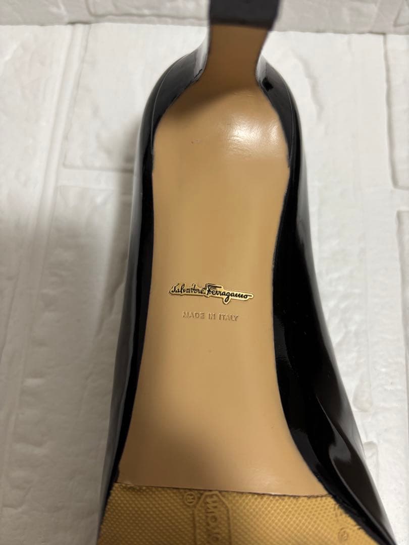 美品　フェラガモ　エナメルレザーポインテッドトゥ　パンプス 24.5
