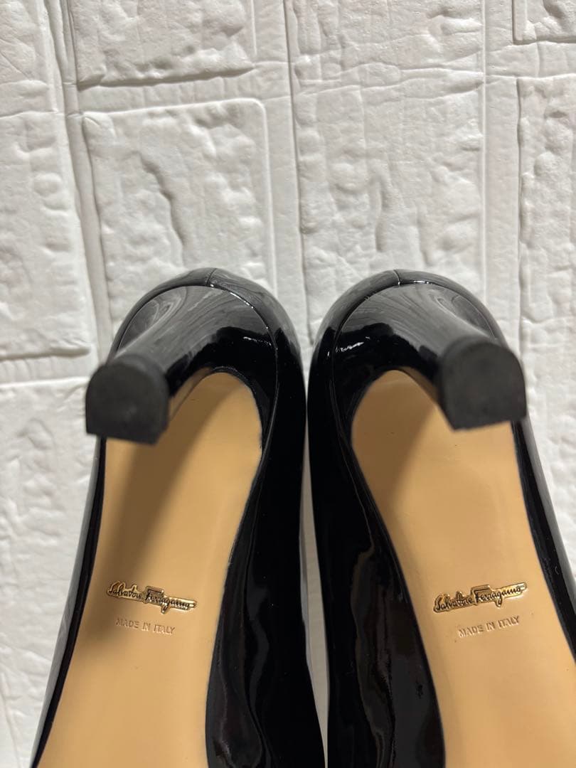 美品　フェラガモ　エナメルレザーポインテッドトゥ　パンプス 24.5