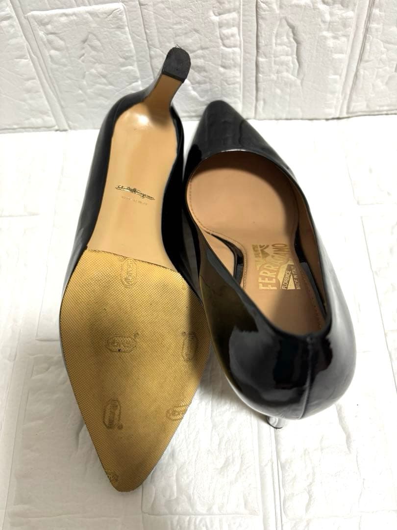 美品　フェラガモ　エナメルレザーポインテッドトゥ　パンプス 24.5