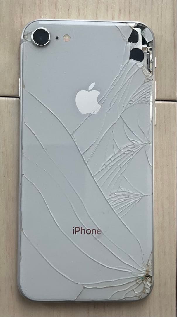 Apple iPhone 8 64GB 背面割れ