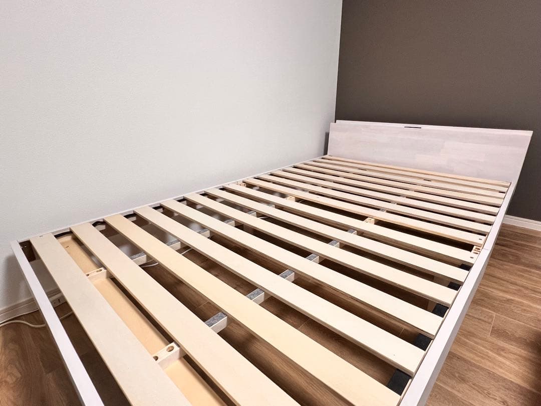 限定値下！ホワイト セミダブル　すのこベッドフレーム 3段階高さ調節付き　宮付