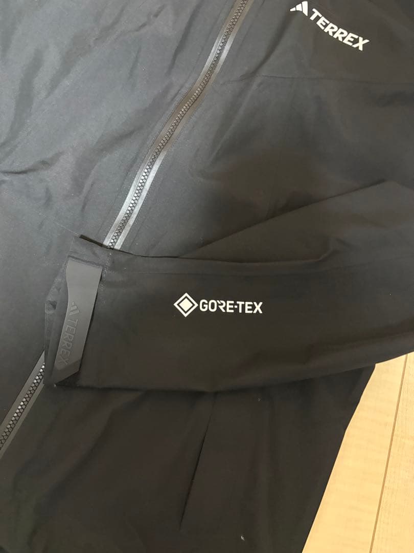 adidasTERREX ブラック マウンテンパーカー