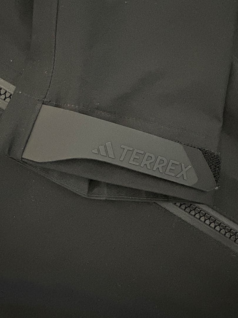 adidasTERREX ブラック マウンテンパーカー