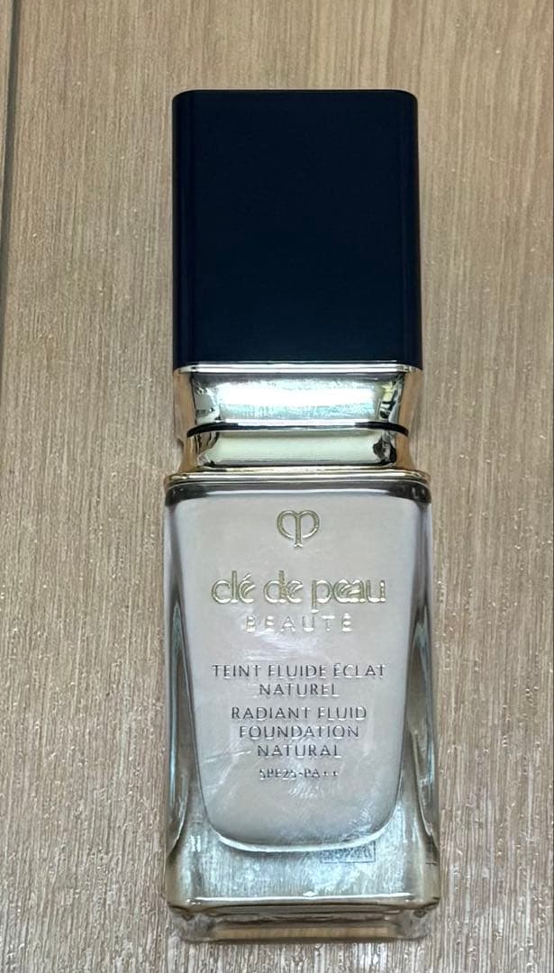 クレドポーボーテ　タンフリュイドエクラナチュレル　リキッドファンデーション10