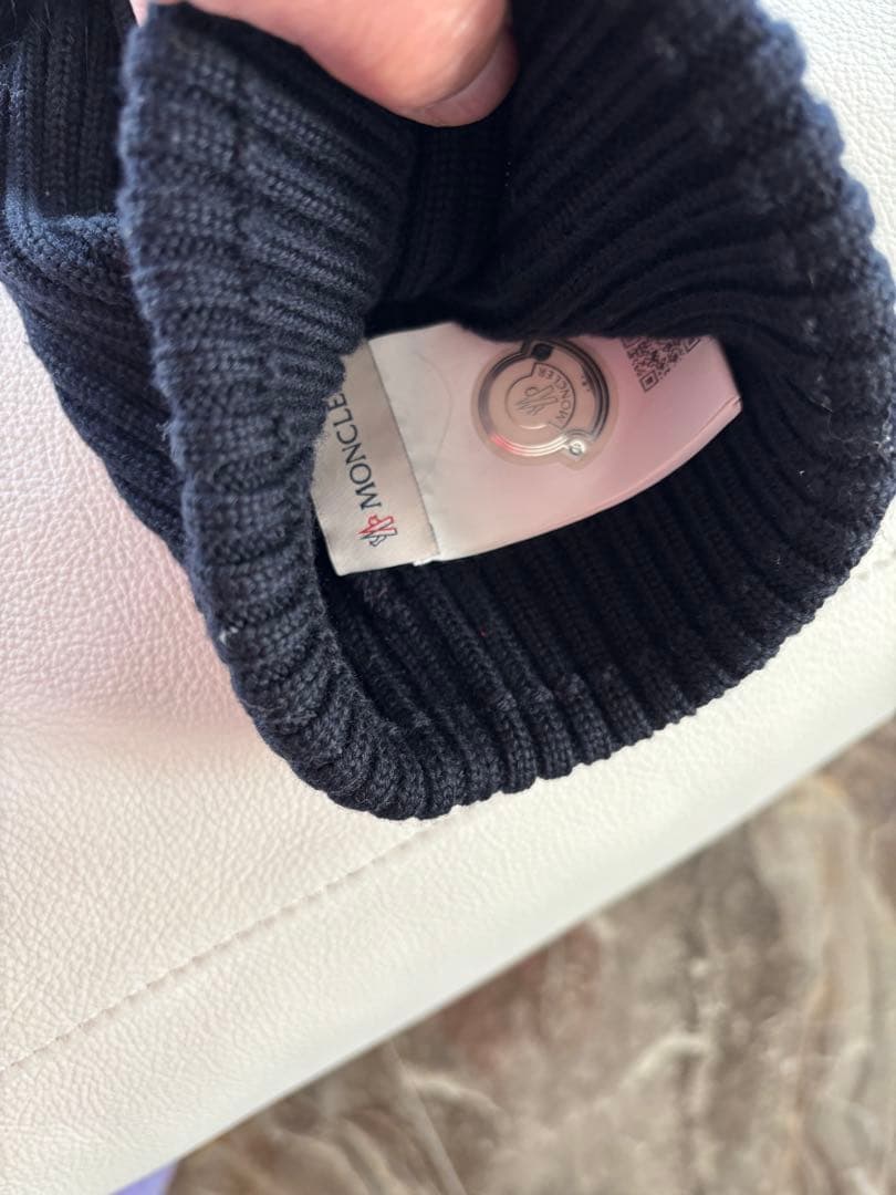 MONCLER ポンポン付きニット帽 黒