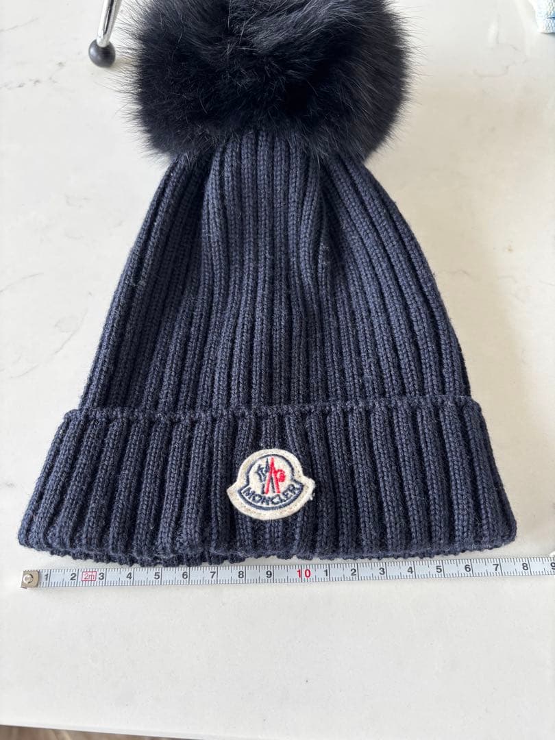 MONCLER ポンポン付きニット帽 黒