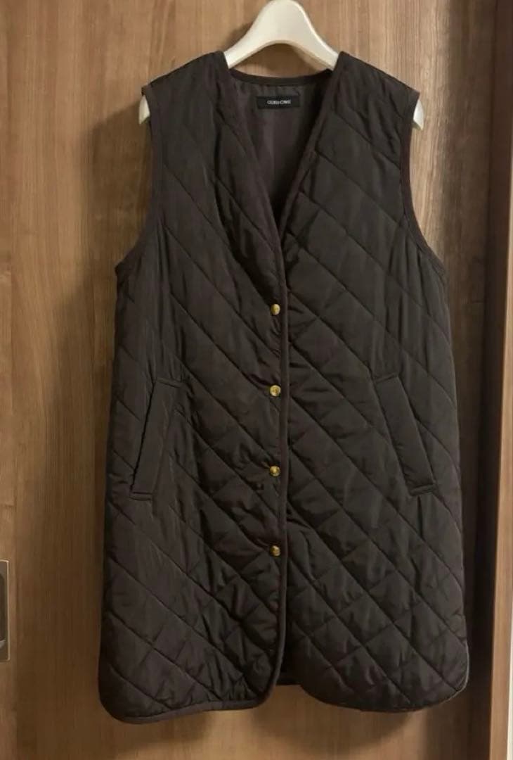 OUR ロング丈のキルティングベスト（チャコールブラウン）