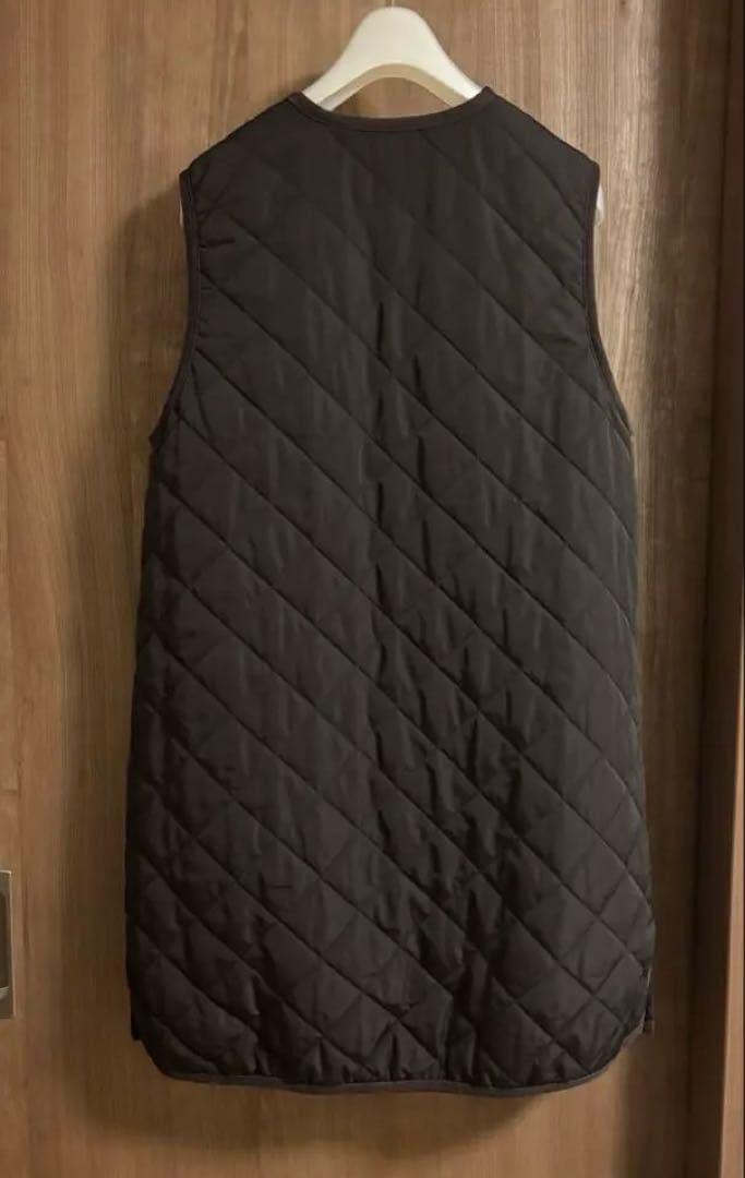 OUR ロング丈のキルティングベスト（チャコールブラウン）