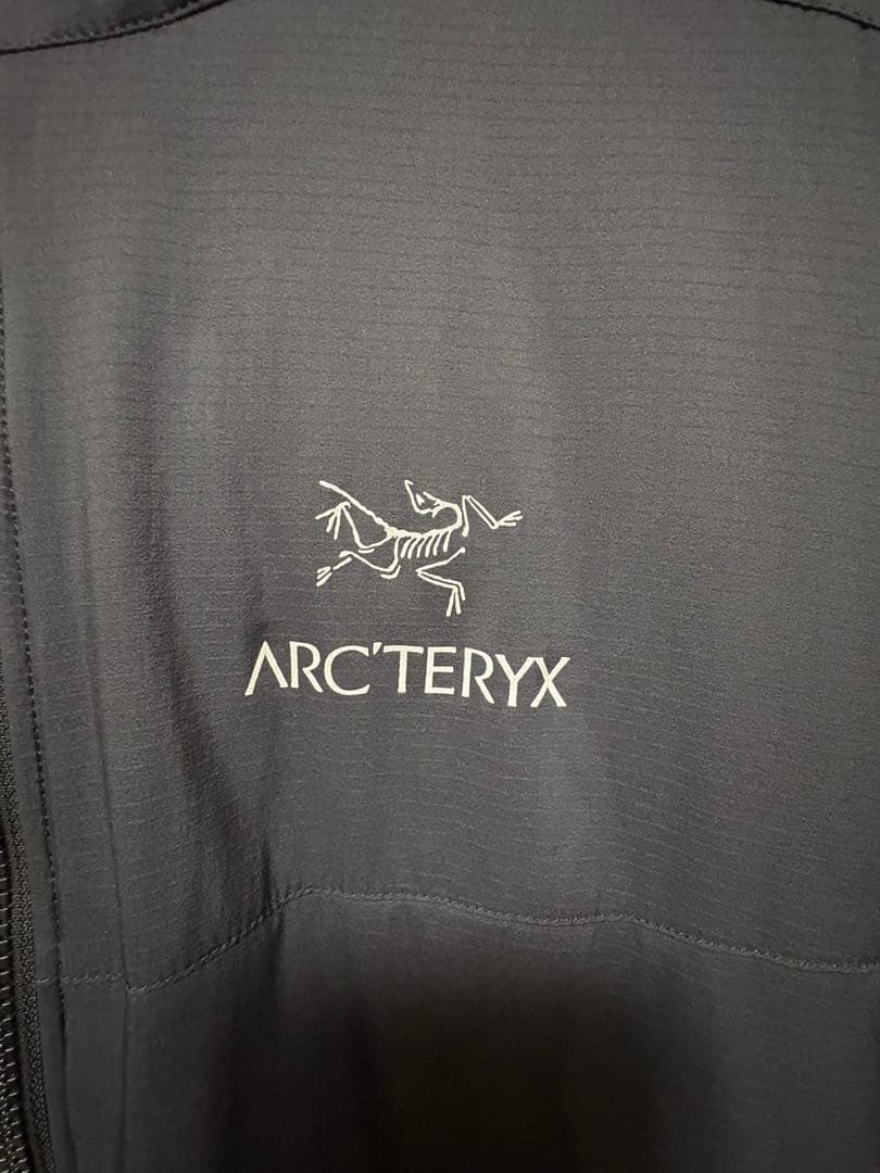 アークテリクスのAtom ARフーディ