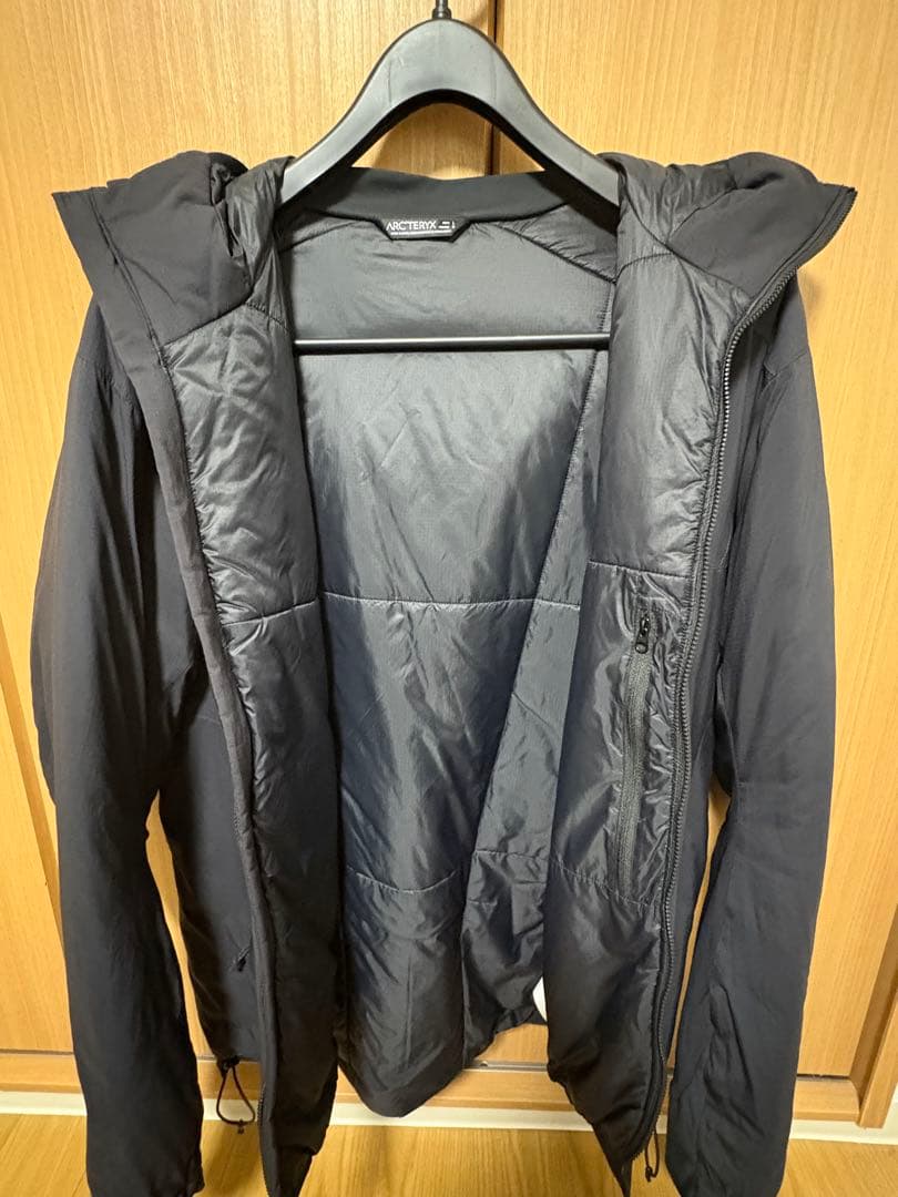 アークテリクスのAtom ARフーディ