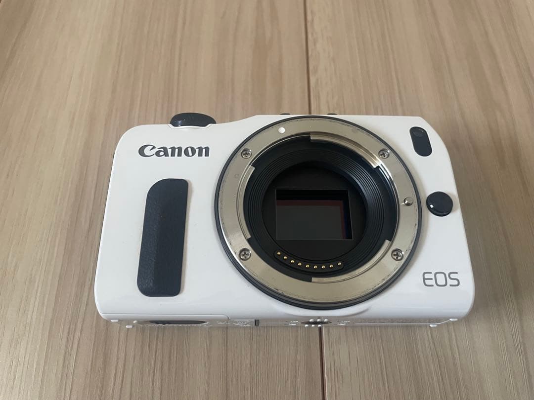 【週末限定値下げ】Canon EOS M（ホワイト）・ダブルレンズキット