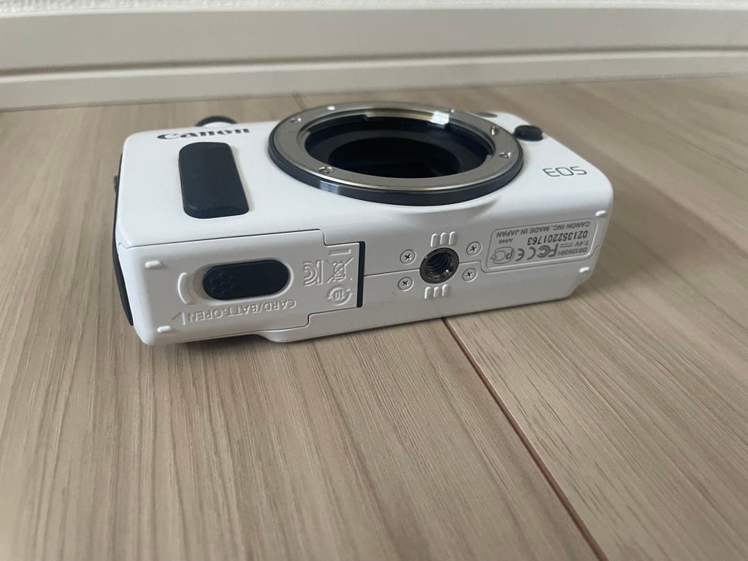 【週末限定値下げ】Canon EOS M（ホワイト）・ダブルレンズキット