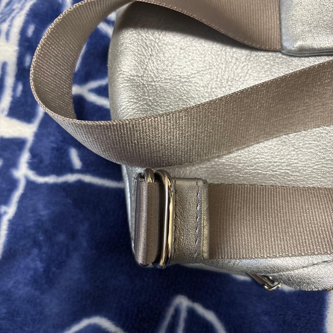 極美品☆POMTATA シルバーレザー ショルダーバッグ ボディバッグ ポンタタ