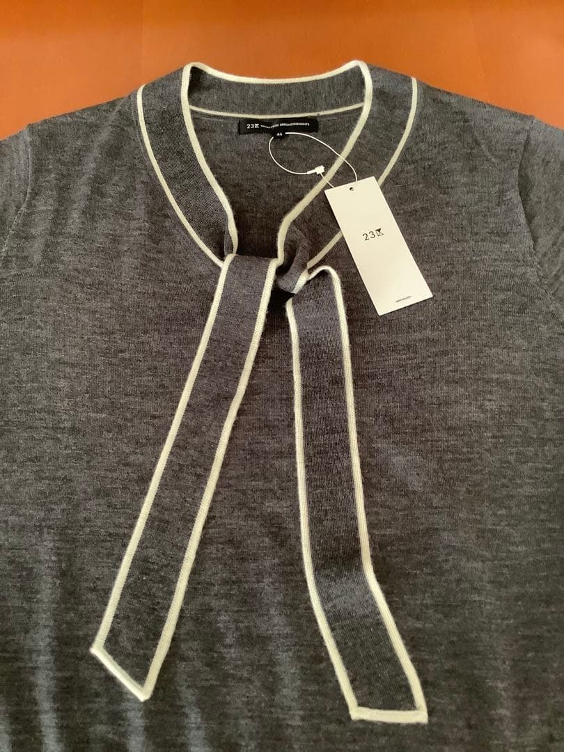 【今期タグ付き】23区 洗えるウーステッドウール ボウタイニットグレー 44