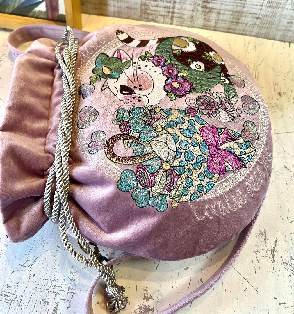 ロラライハリス♡ラベンダーピンクベルベット♡刺繍の丸い巾着ショルダーバッグ
