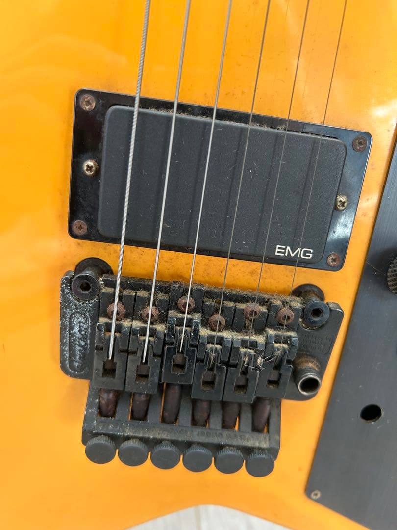 Jackson V型エレキギター EMG搭載