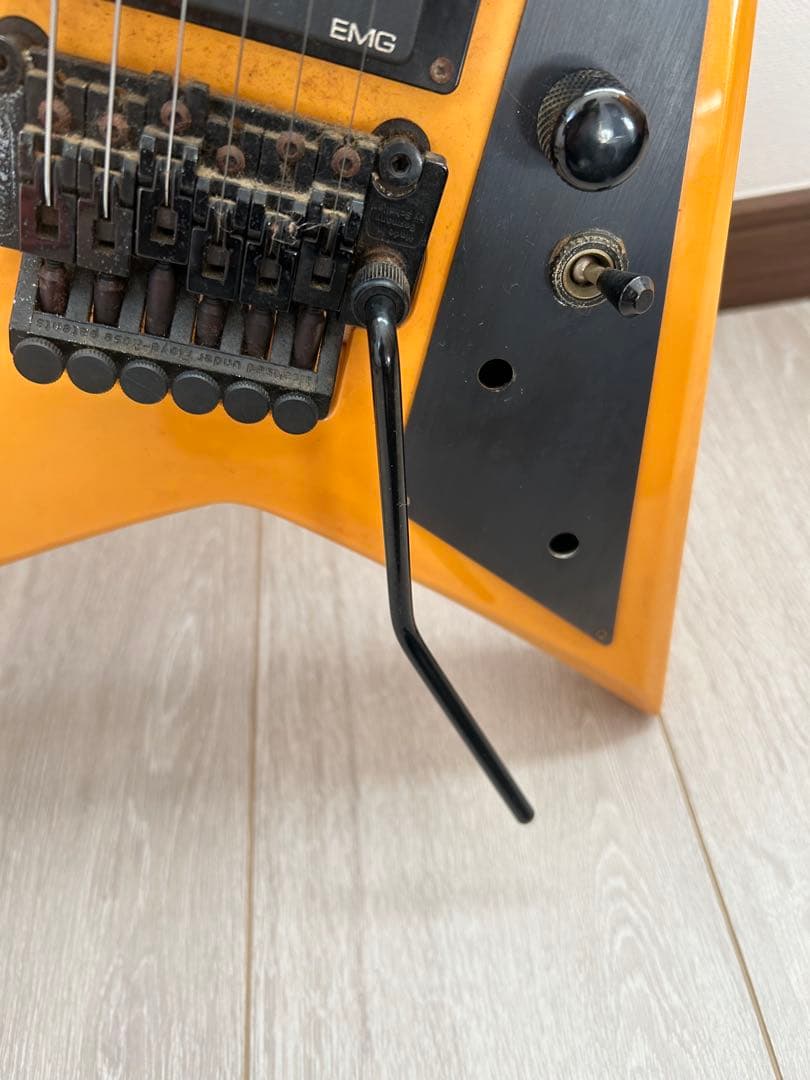 Jackson V型エレキギター EMG搭載