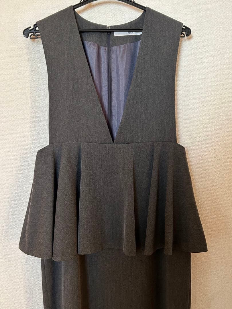 ダークグレー Vネック ペプラムワンピース