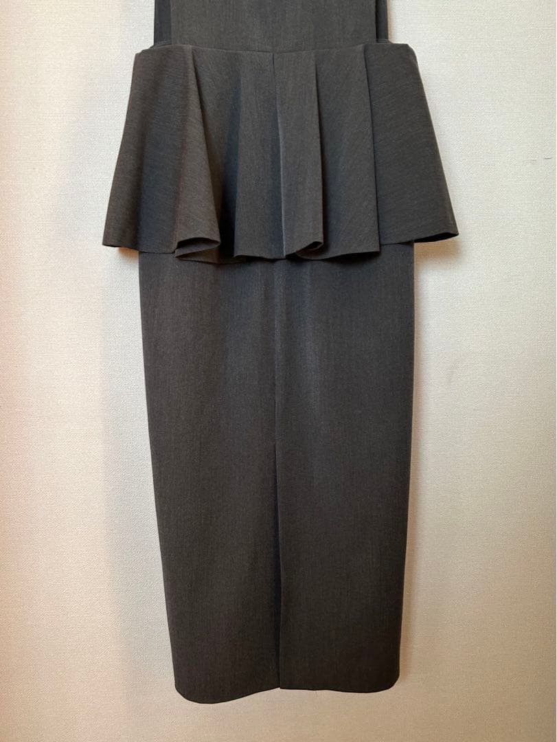 ダークグレー Vネック ペプラムワンピース