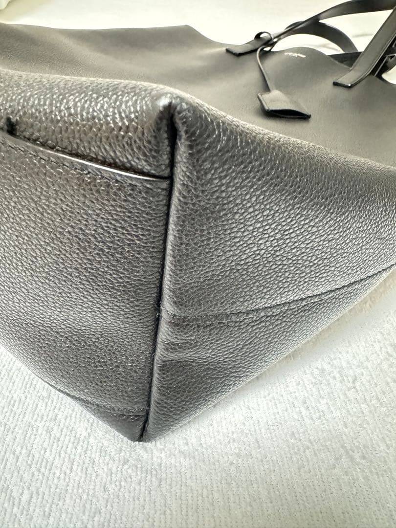 〈ミルキーバー〉SAINT LAURENT ブラックトートバッグポーチ付き