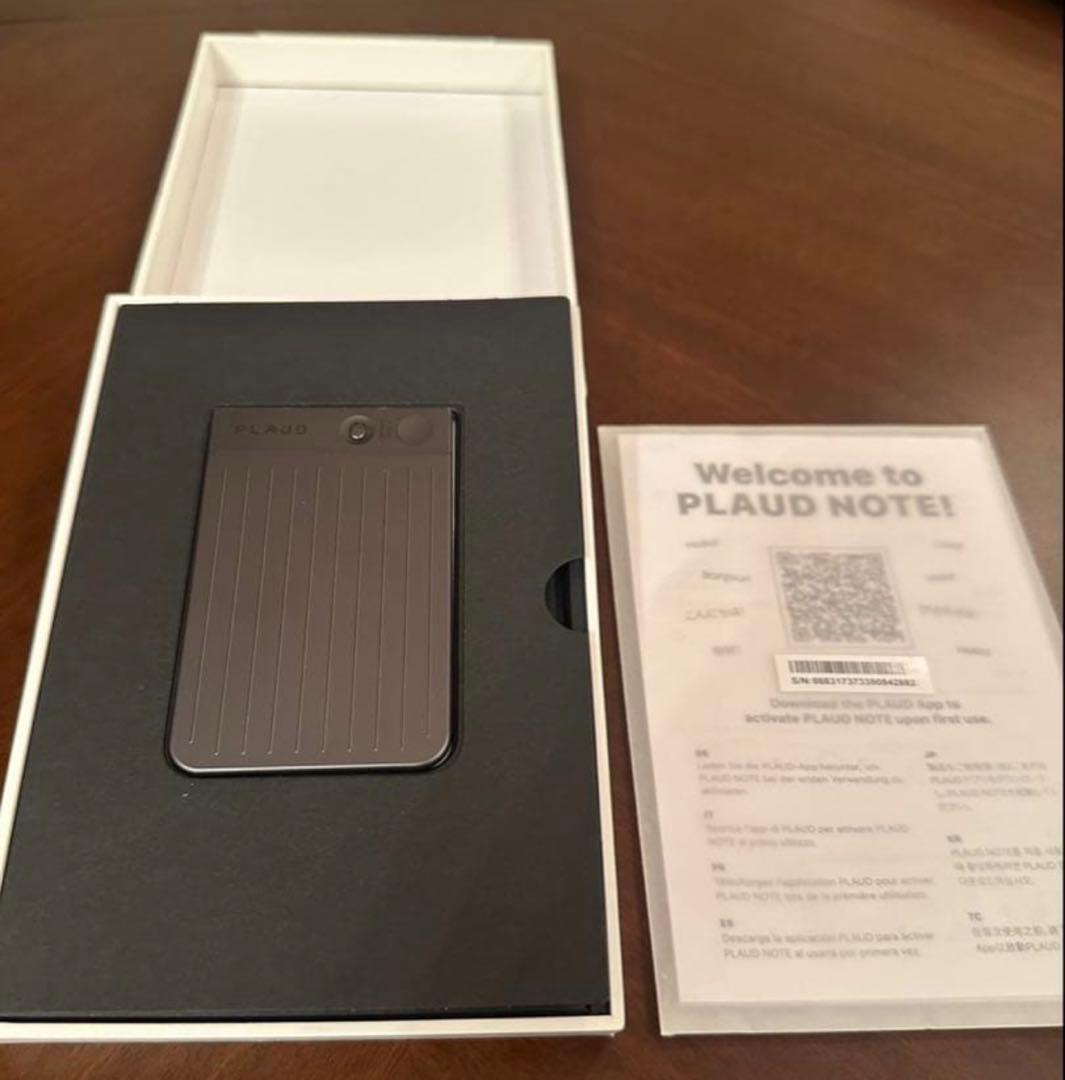 AI機能を搭載したPLAUD NOTE音声レコーダー、レザーケース付き。