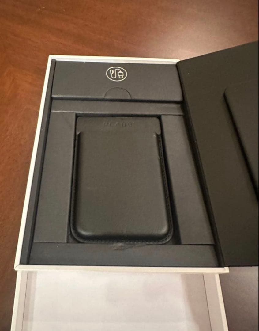 AI機能を搭載したPLAUD NOTE音声レコーダー、レザーケース付き。