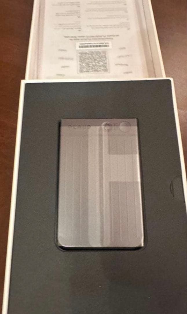 AI機能を搭載したPLAUD NOTE音声レコーダー、レザーケース付き。