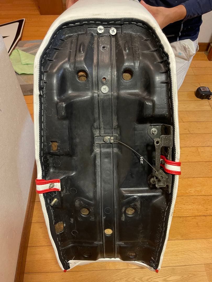 cbx400f バケ三段シート