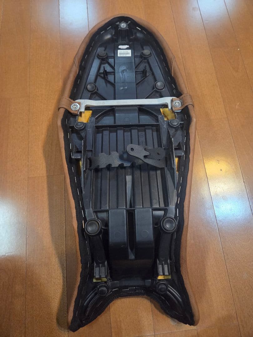 y*n様 R nine T scrambler 純正シート