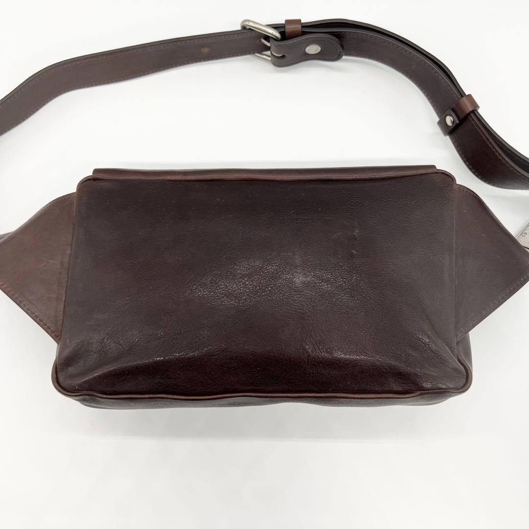 【現行モデル✨美品】イルビゾンテ　ボディバッグ　メタルバックル　レザー　濃茶