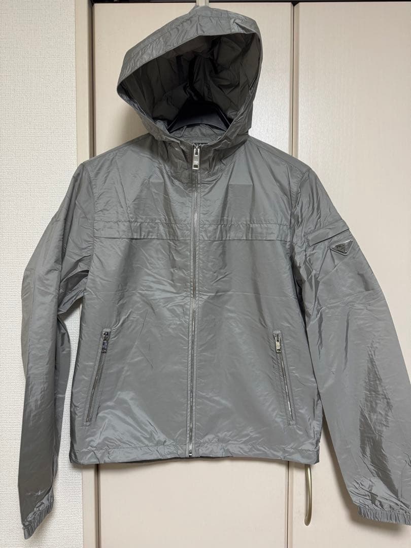 PRADA グレー フード付き ナイロンジャケット『週末三日間限定セール』