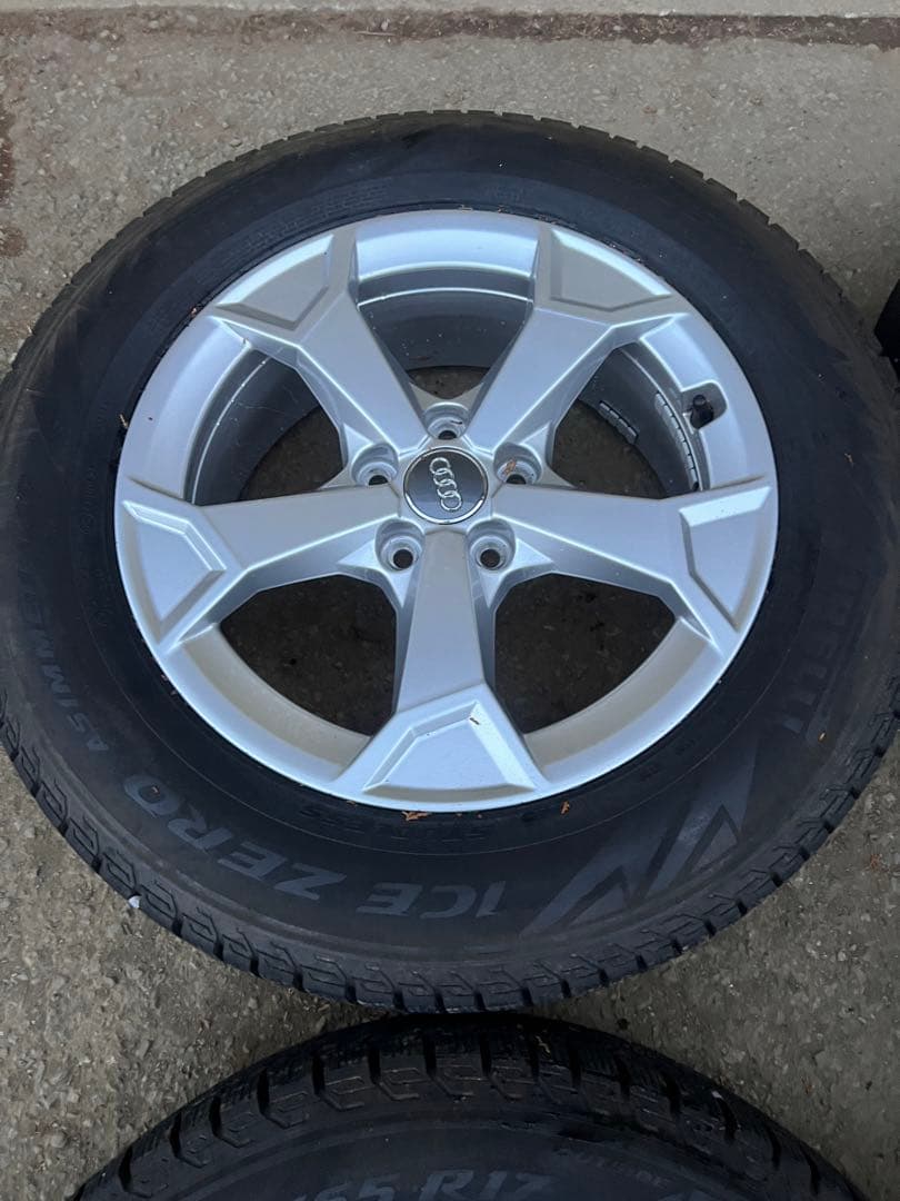 アウディ　Q3 17インチ ピレリ ICE ZERO スタッドレス　美品