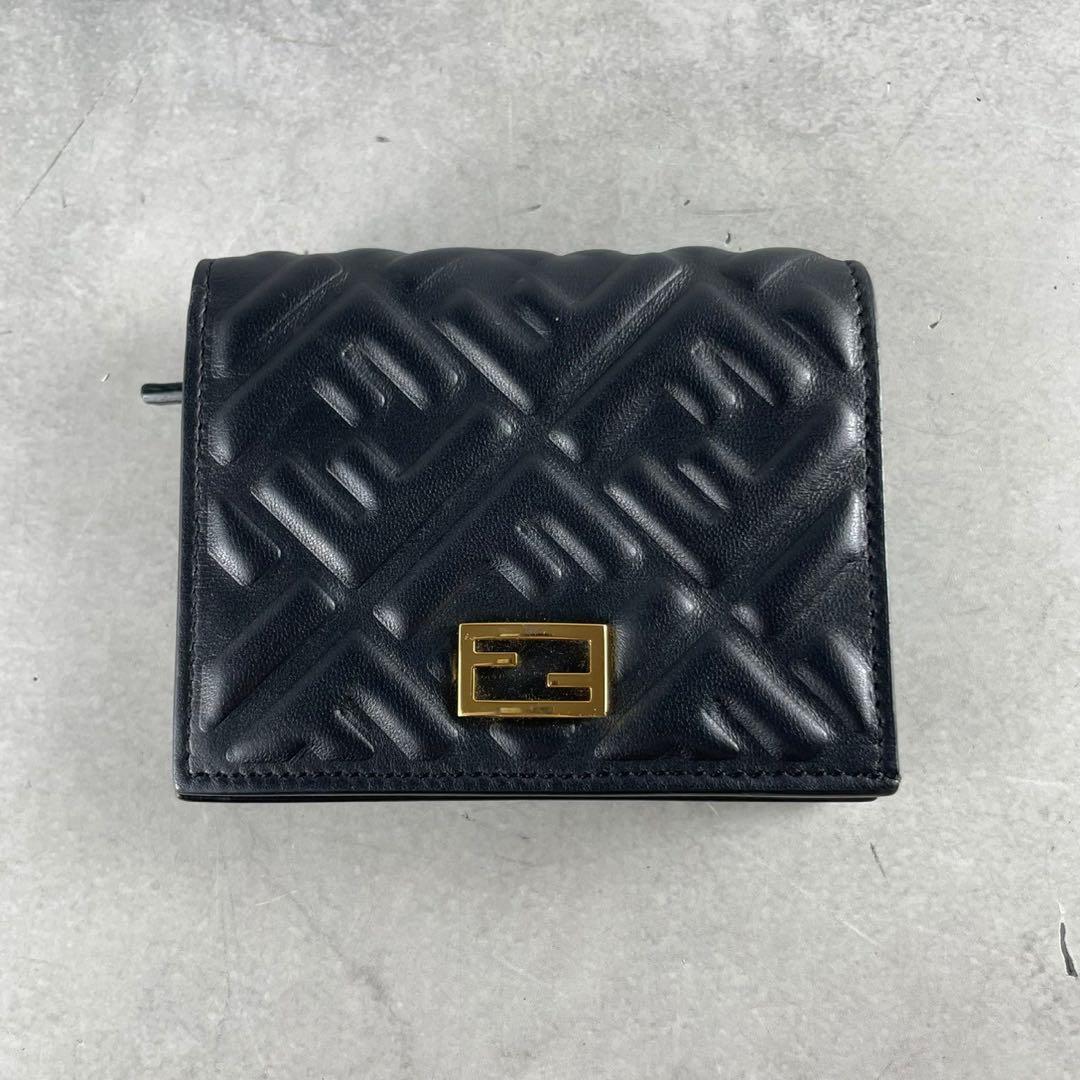 【極美品】フェンディ 折り財布 バケット エンボス 金具 ロゴ 総柄 レザー