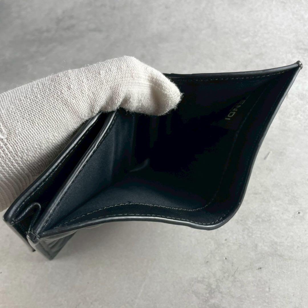 【極美品】フェンディ 折り財布 バケット エンボス 金具 ロゴ 総柄 レザー