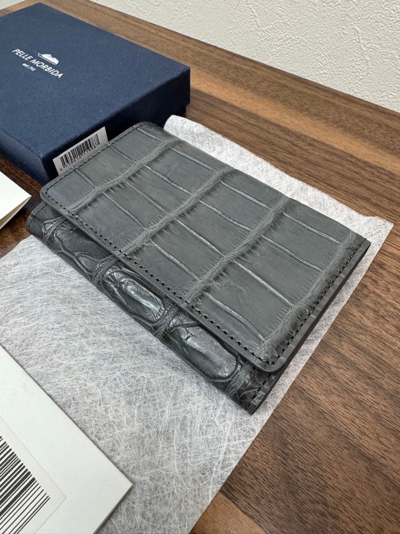Pelle Morbida ワニ革 名刺入れ　グレーPMO-CRS011