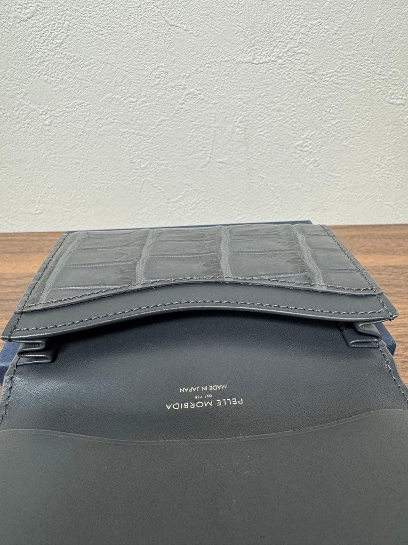Pelle Morbida ワニ革 名刺入れ　グレーPMO-CRS011
