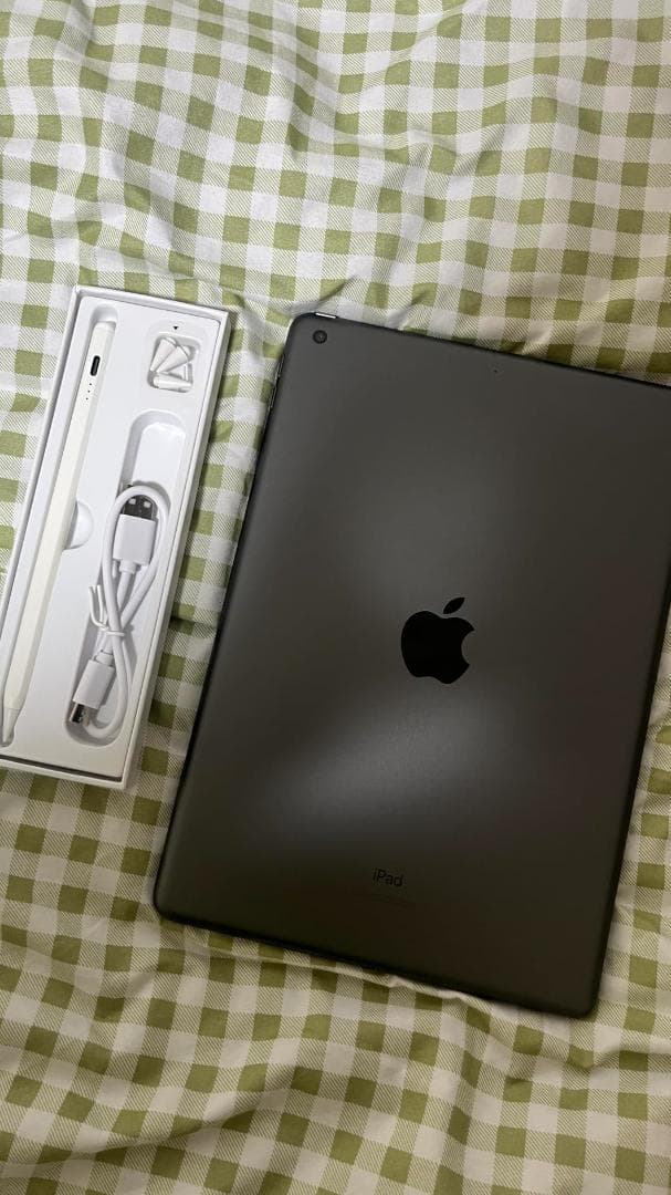 【整備済み品】 Apple iPad (第８世代) Wi-Fi 32GB シルm