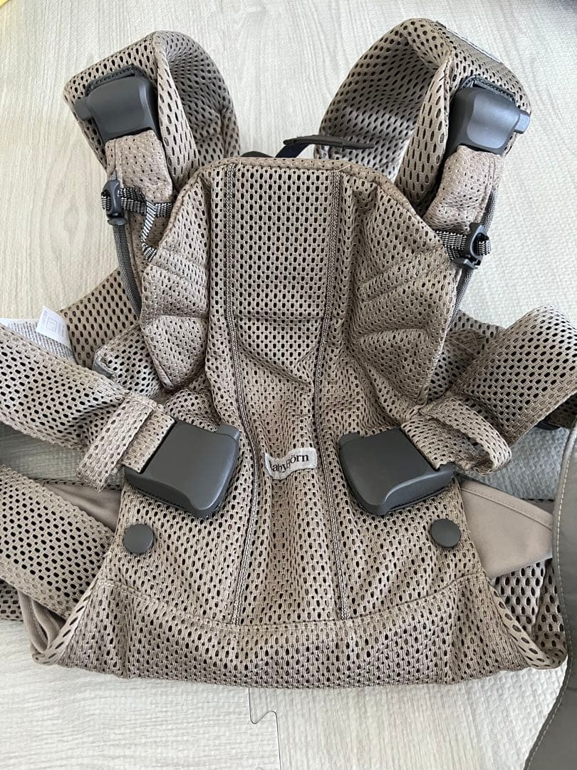 ベビービョルン　ワンカイエアー　グレーベージュ