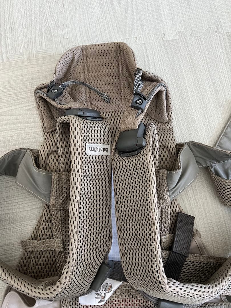 ベビービョルン　ワンカイエアー　グレーベージュ