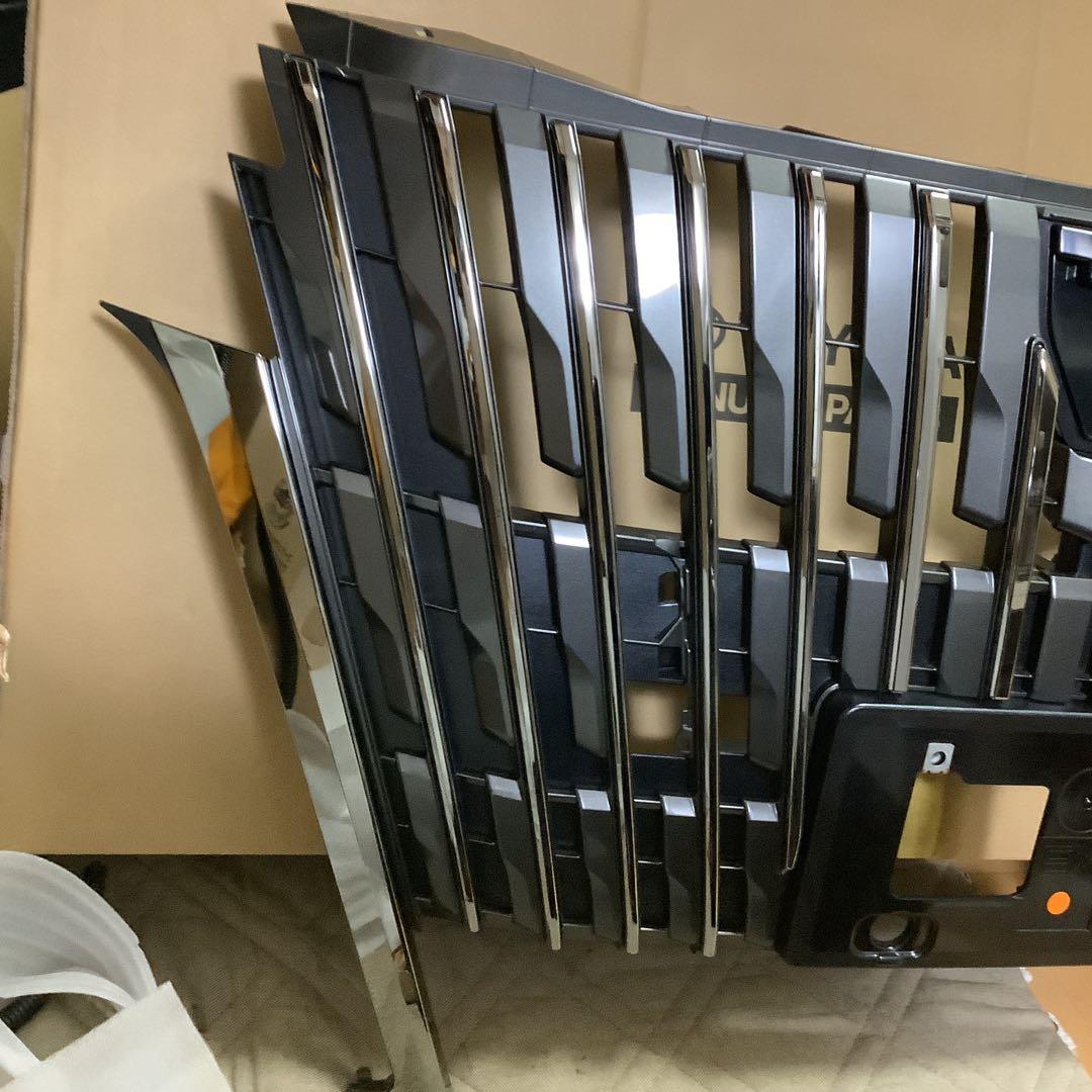 80系　エスクァイア後期　純正フロントグリル。