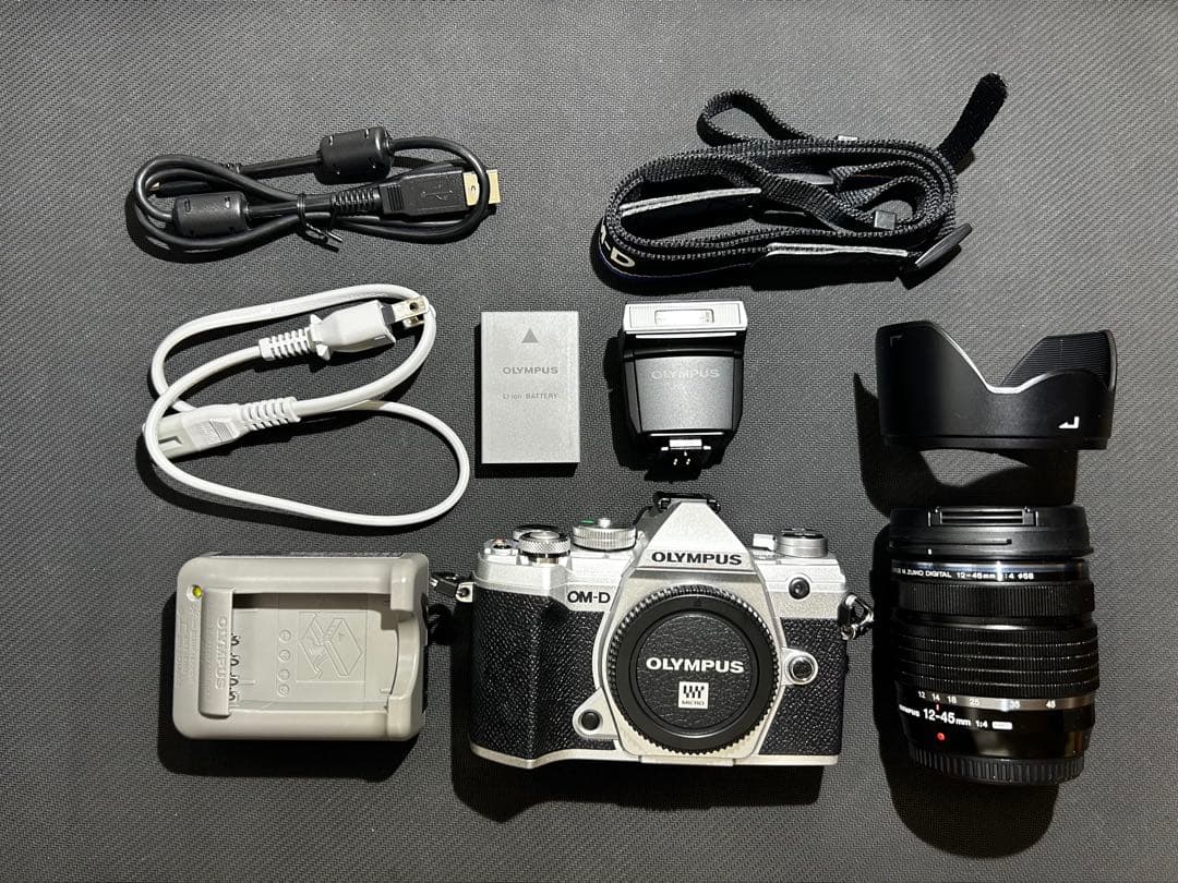 OLYMPUS E-M5 Mark III ミラーレスカメラ