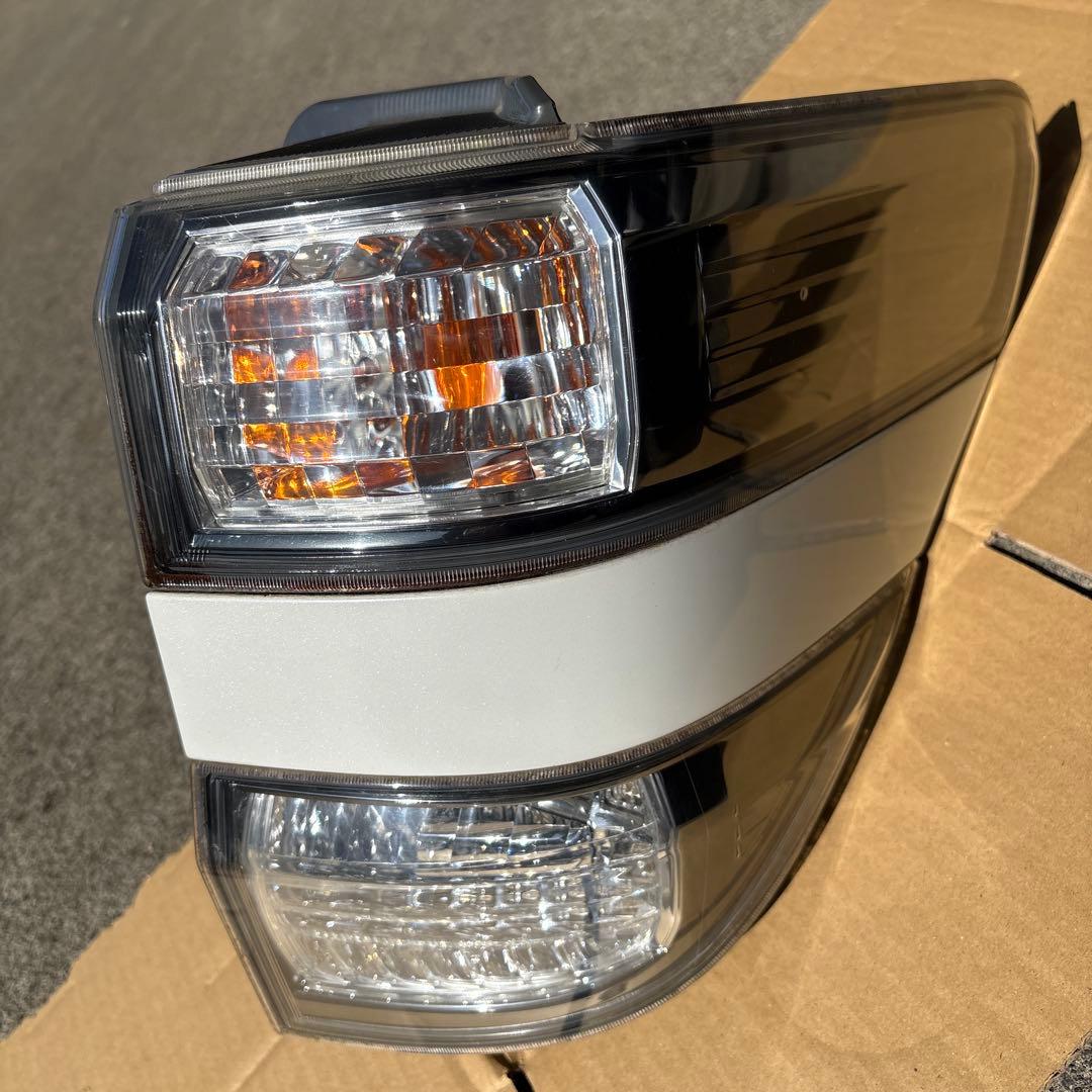 20系ヴェルファイア前期　純正テールランプ　右クオーター側