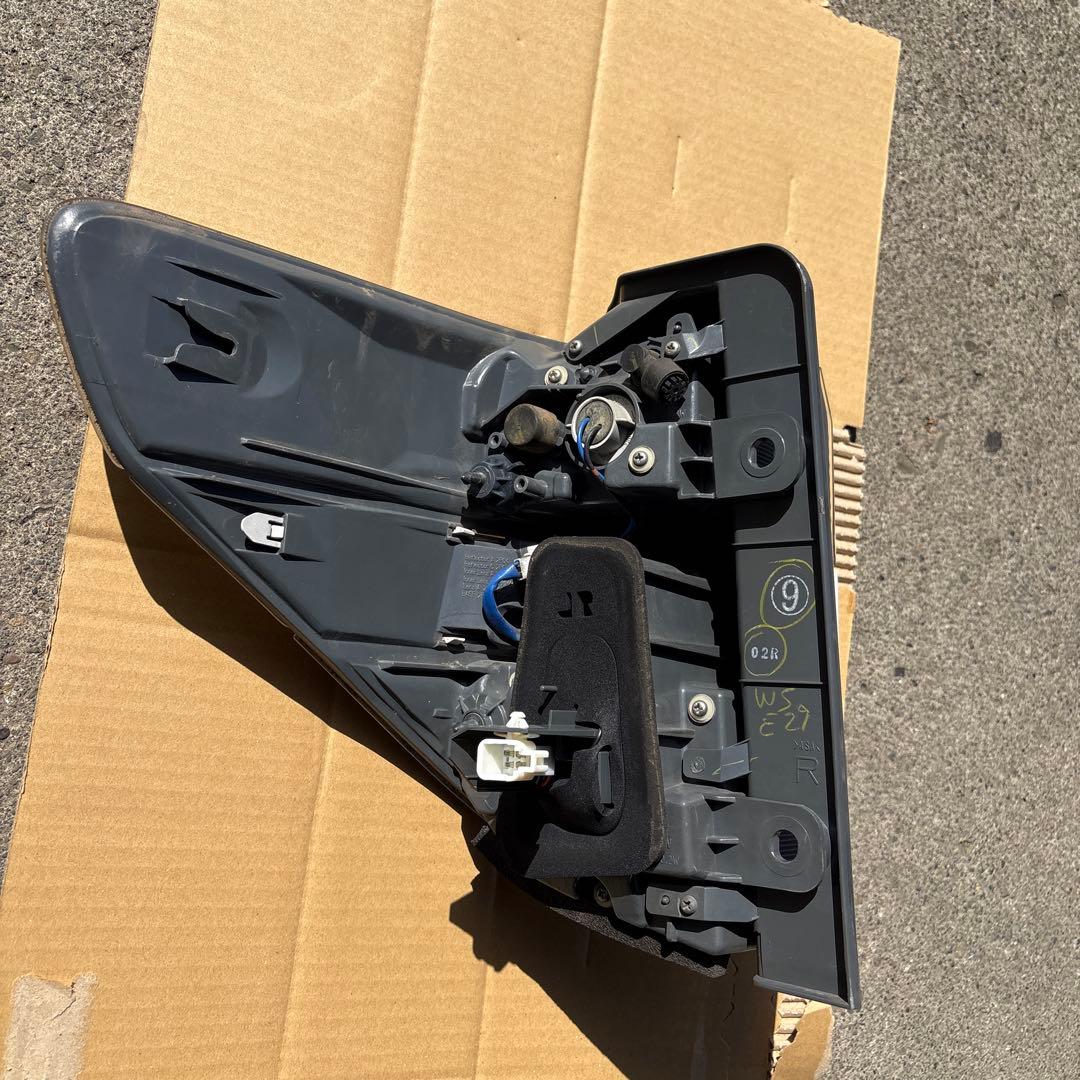 20系ヴェルファイア前期　純正テールランプ　右クオーター側