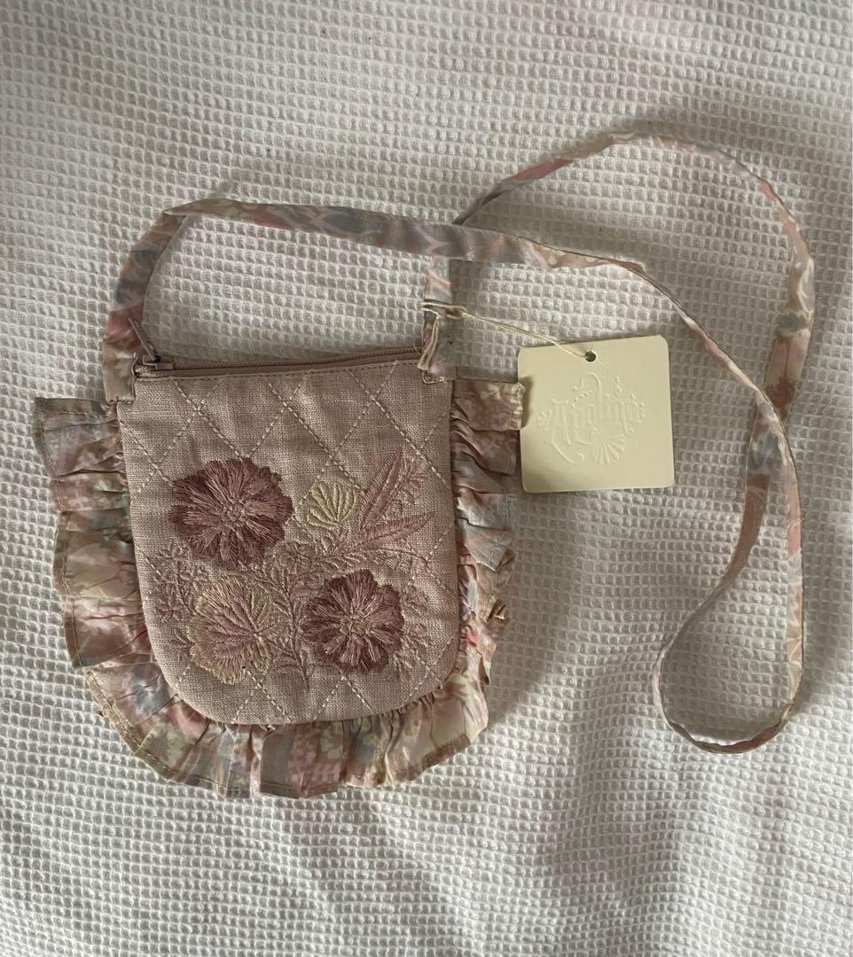 apolina 刺繍　ポシェット