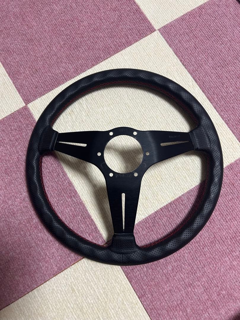 月末まで値下げ！正規品ナルディディープコーンステアリングφ35 レッドステッチ
