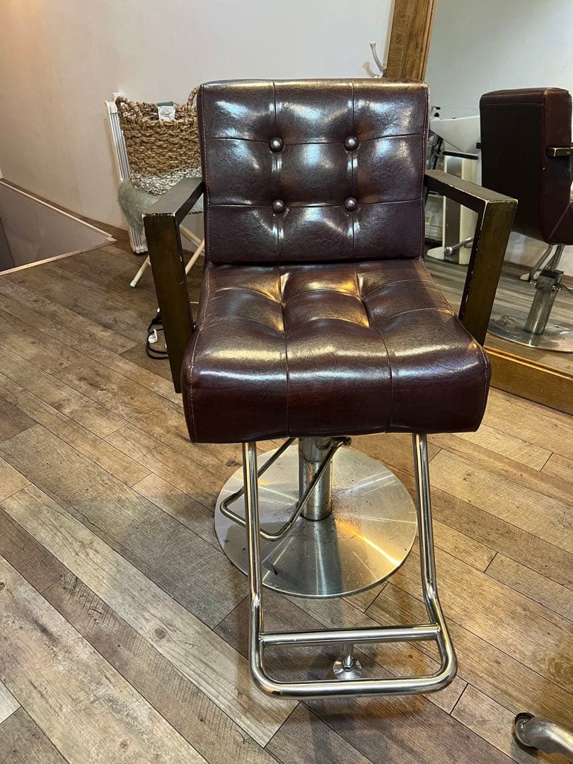 美容室　ビューティーガレージ　カット　チェア