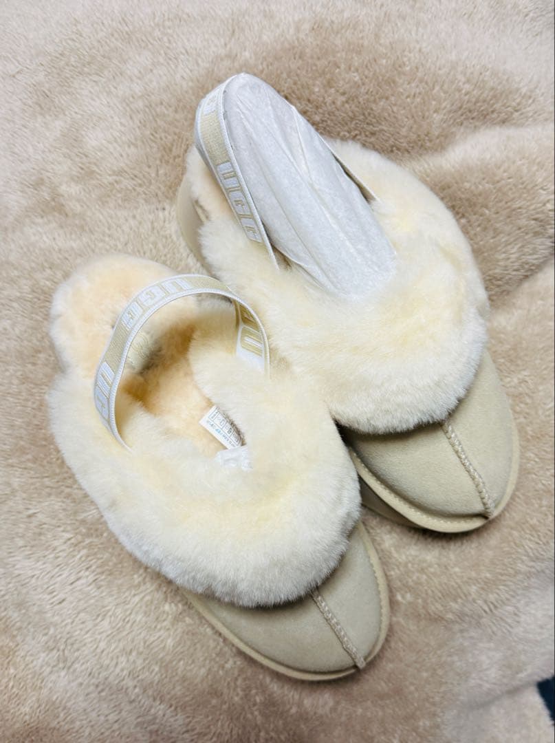 【新品 未使用】UGG ベージュ ファー サンダル
