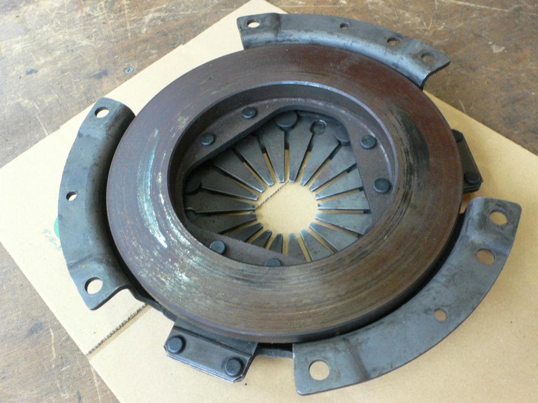 フェアレディSR311のクラッチカバー 　取り外し品